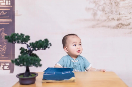 重庆怀孕肚子中间凹两边凸